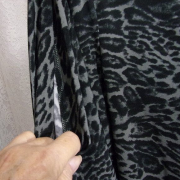 Black and Grey Leopard Draped Cold Shoulder Top Size Plus 22/26 - Picture 3 of 5